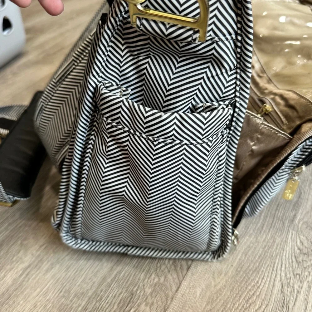 JuJuBe Black‎ and White Chevron Diaper Bag Messenger Shoulder Bag